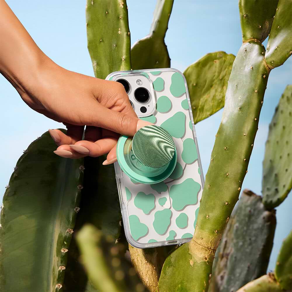 Turquoise Cow Cow — iPhone 16 Pro MagSafe Case - US 15059